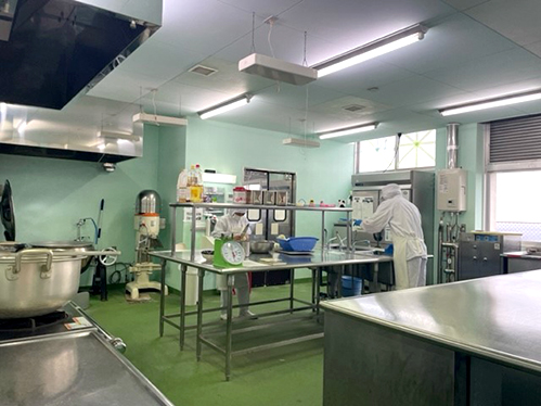 写真：御蔵島小中学校給食室内の様子