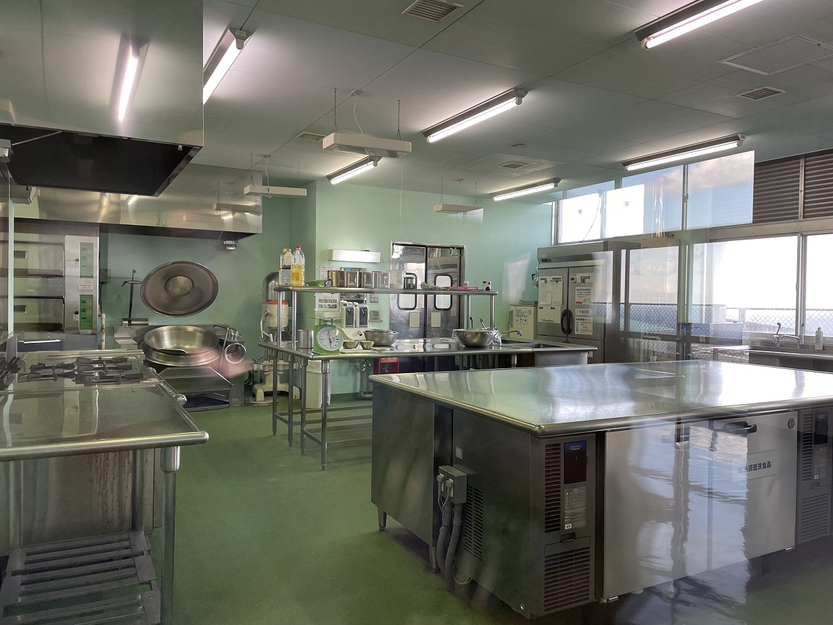 写真：御蔵島小中学校・給食室内の様子