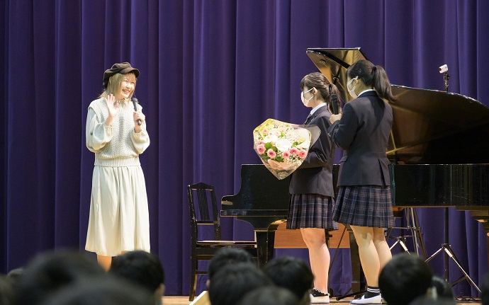生徒からハラミちゃんへ花束を贈呈する写真