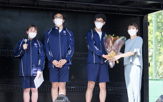 生徒会から吉田選手への花束贈呈