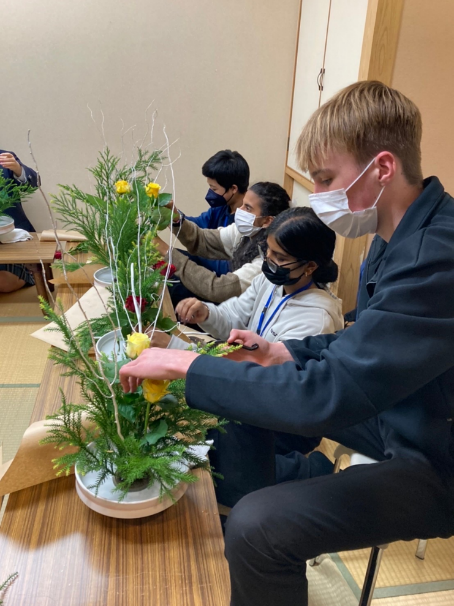 華道部体験 participating in Flower Arrangement Club