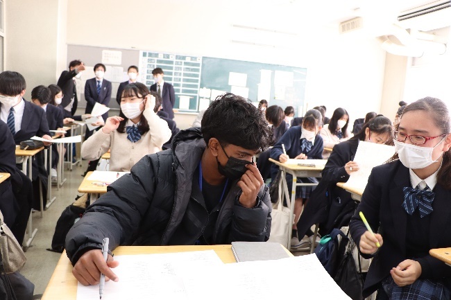 授業体験 experiencing Japanese-style education