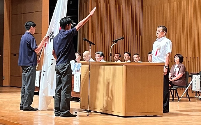 東京都の選手代表が東京都高等学校体育連盟会長へ選手宣誓をする写真