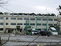震災数日後の渡波中学校の写真