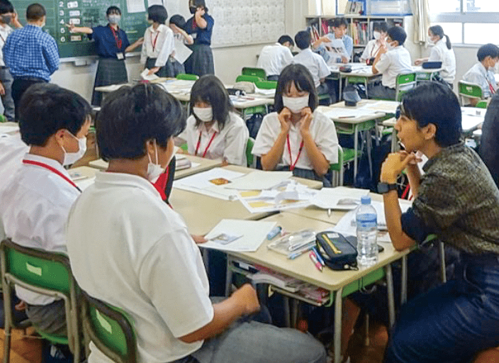 写真：留学生を囲んで班ごとに交流