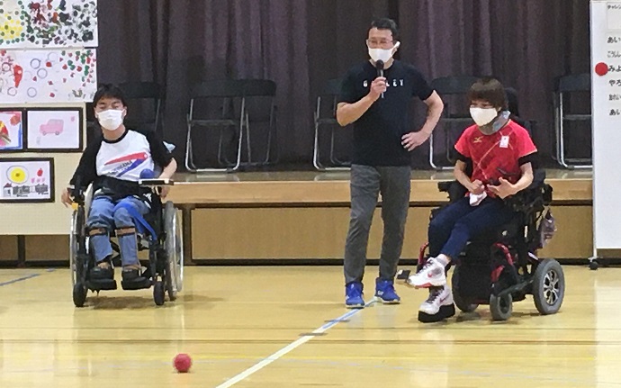 プレーを見せる秋元選手と仲俣選手