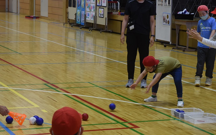 ボッチャをプレーする子供