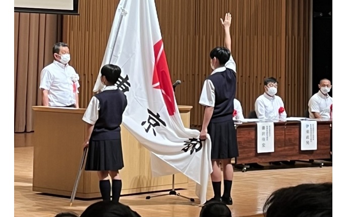 代表選手が、選手宣誓をしている写真