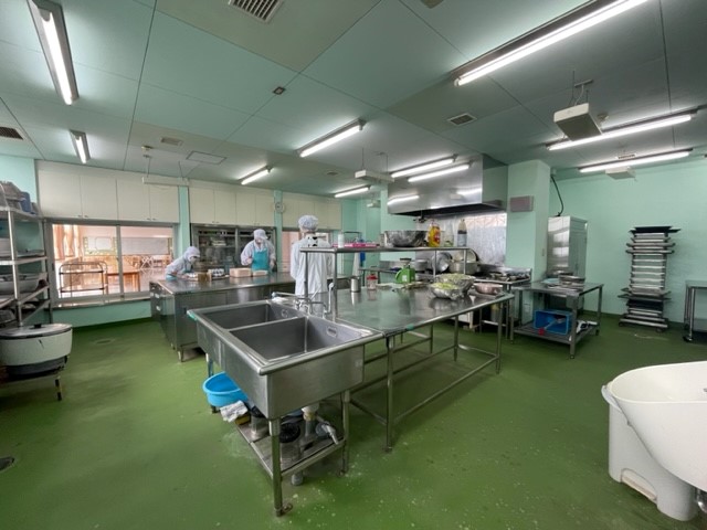 御蔵島小中学校給食室内の様子