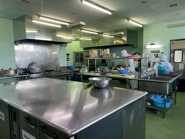 御蔵島小中学校給食室内の様子