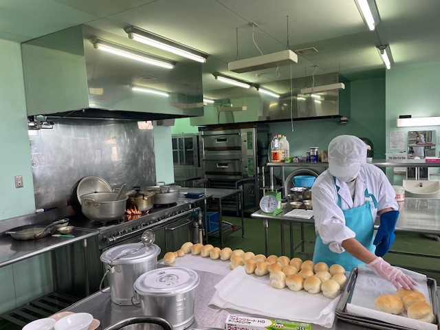 御蔵島小中学校給食室内の様子