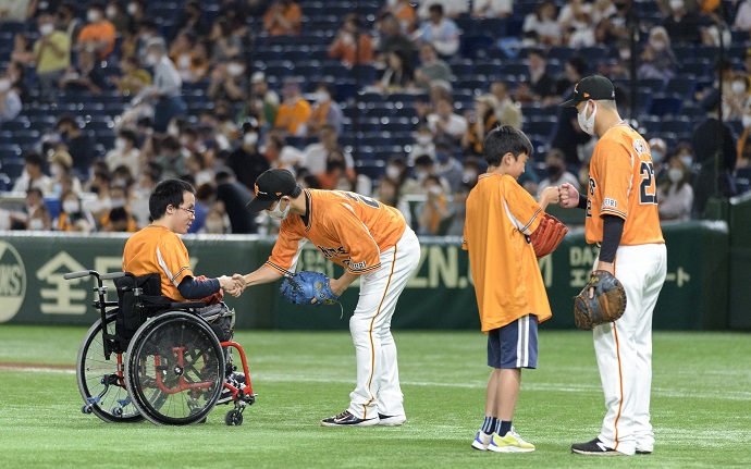 選手と交流する子供