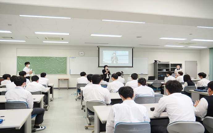 生徒がオンラインでIT企業の会議に参加する様子などの授業風景02
