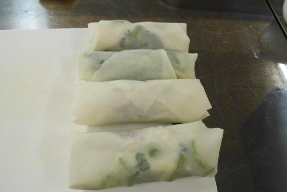明日葉トビチーズ春巻きの調理の様子