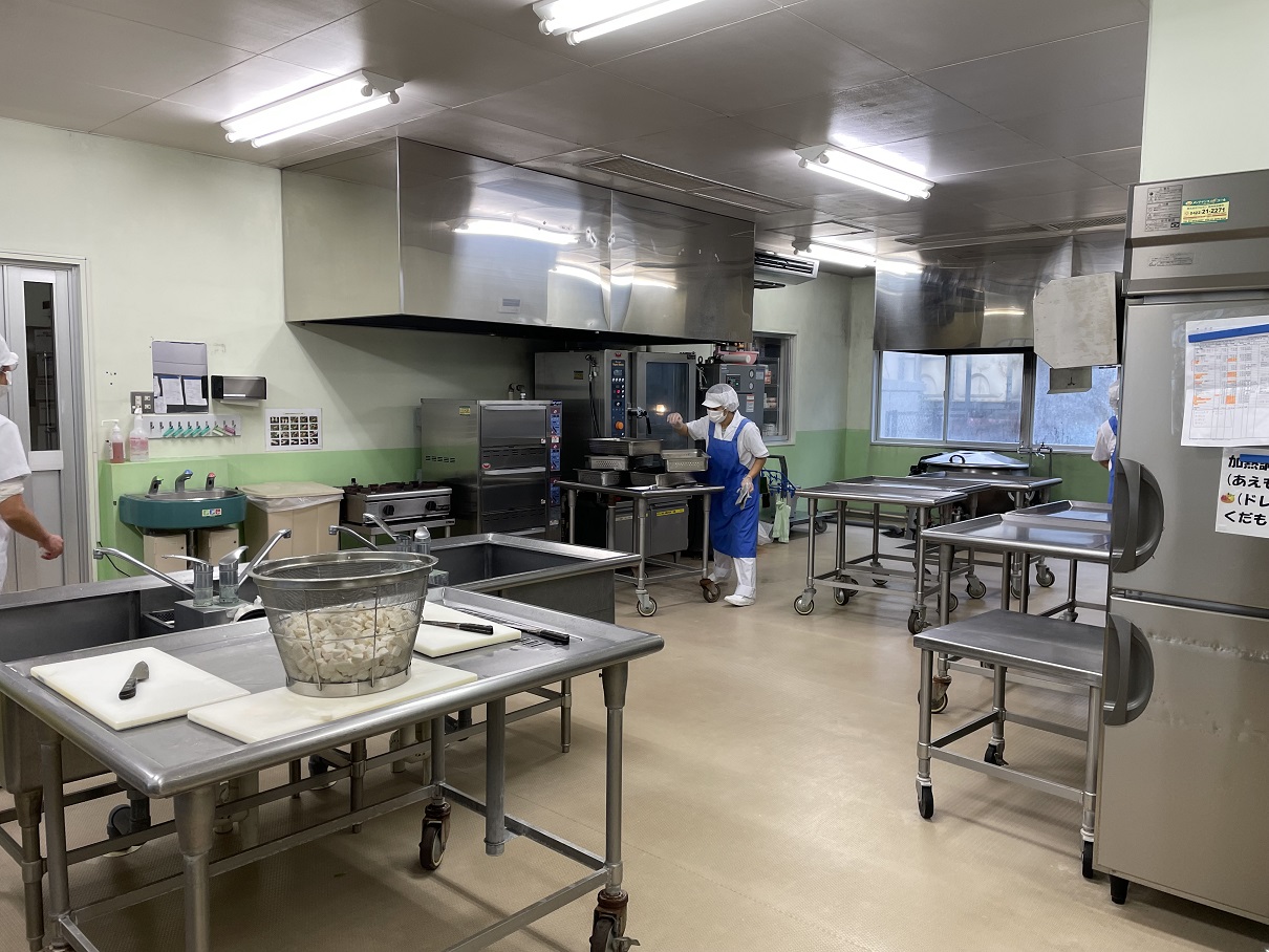 写真：三宅村学校給食共同調理場内の様子