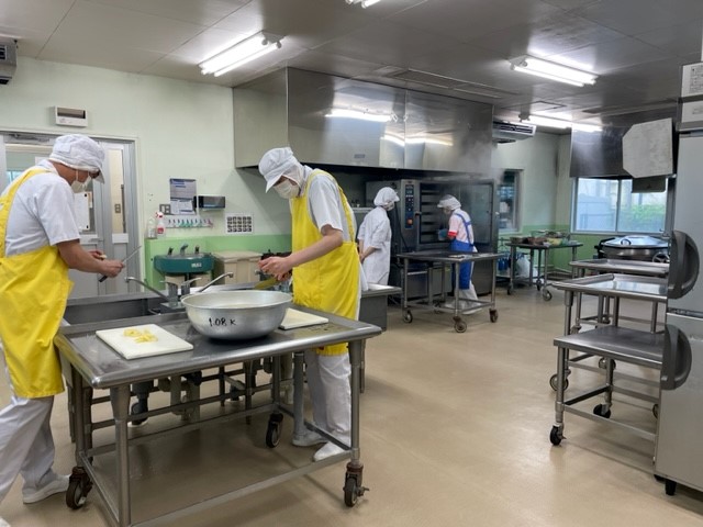 三宅村学校給食共同調理場内の様子