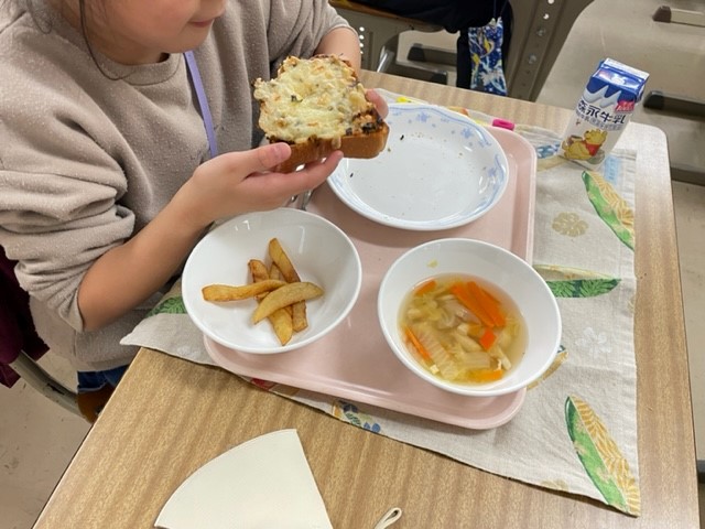 児童の給食喫食の様子
