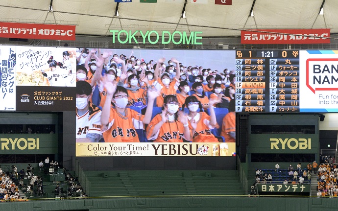 大型ビジョンで紹介される子供