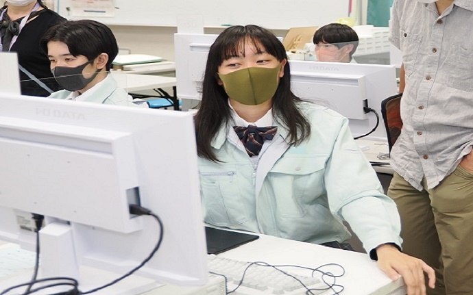 生徒がオンラインでIT企業の会議に参加する様子などの授業風景