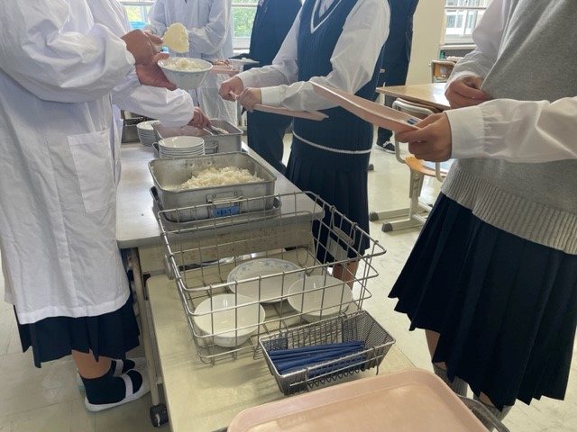 三宅中学校配膳の様子