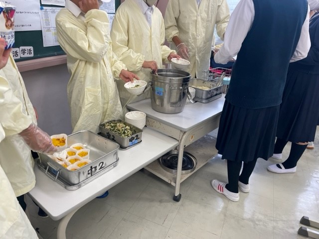 三宅中学校配膳の様子