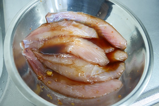 トミメの中華風照り焼きの調理風景
