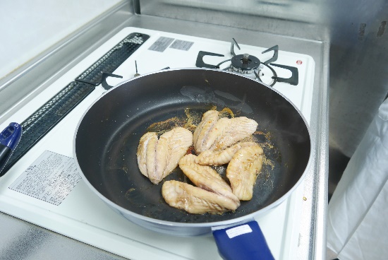 トミメの中華風照り焼きの調理風景