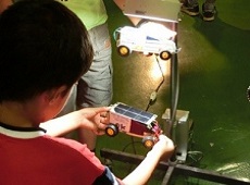 ソーラーカーを製作しています。