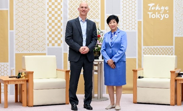 ミネルバ大学学長（左）と東京都知事（右）
