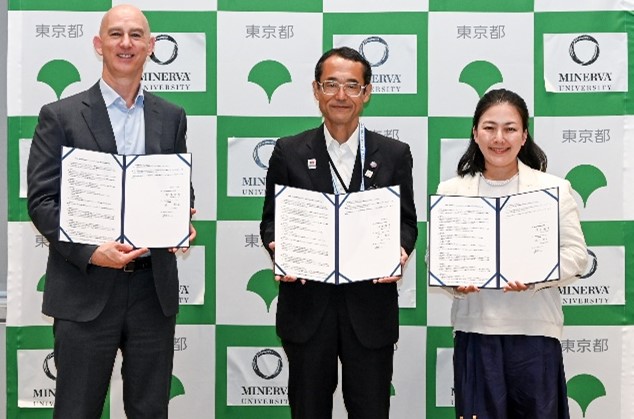 ミネルバ大学　マイク・マギー学長（左）と東京都教育委員会　坂本教育長（中）と一般社団法人Minerva Japan　坂江代表理事（右）