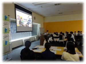 高校生活動の取組の動画を視聴中の写真