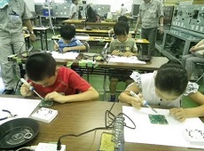 ラジオ付きスマホ充電器を製作しています。