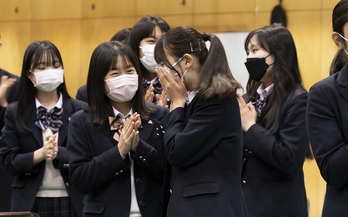 サプライズに感動する生徒の写真