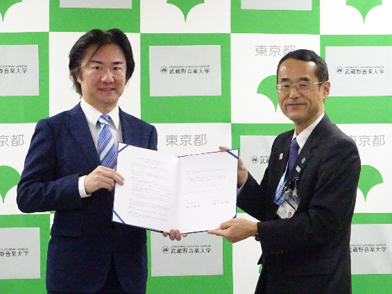 武蔵野音楽大学　福井学長（左）と東京都教育委員会　坂本教育長（右）