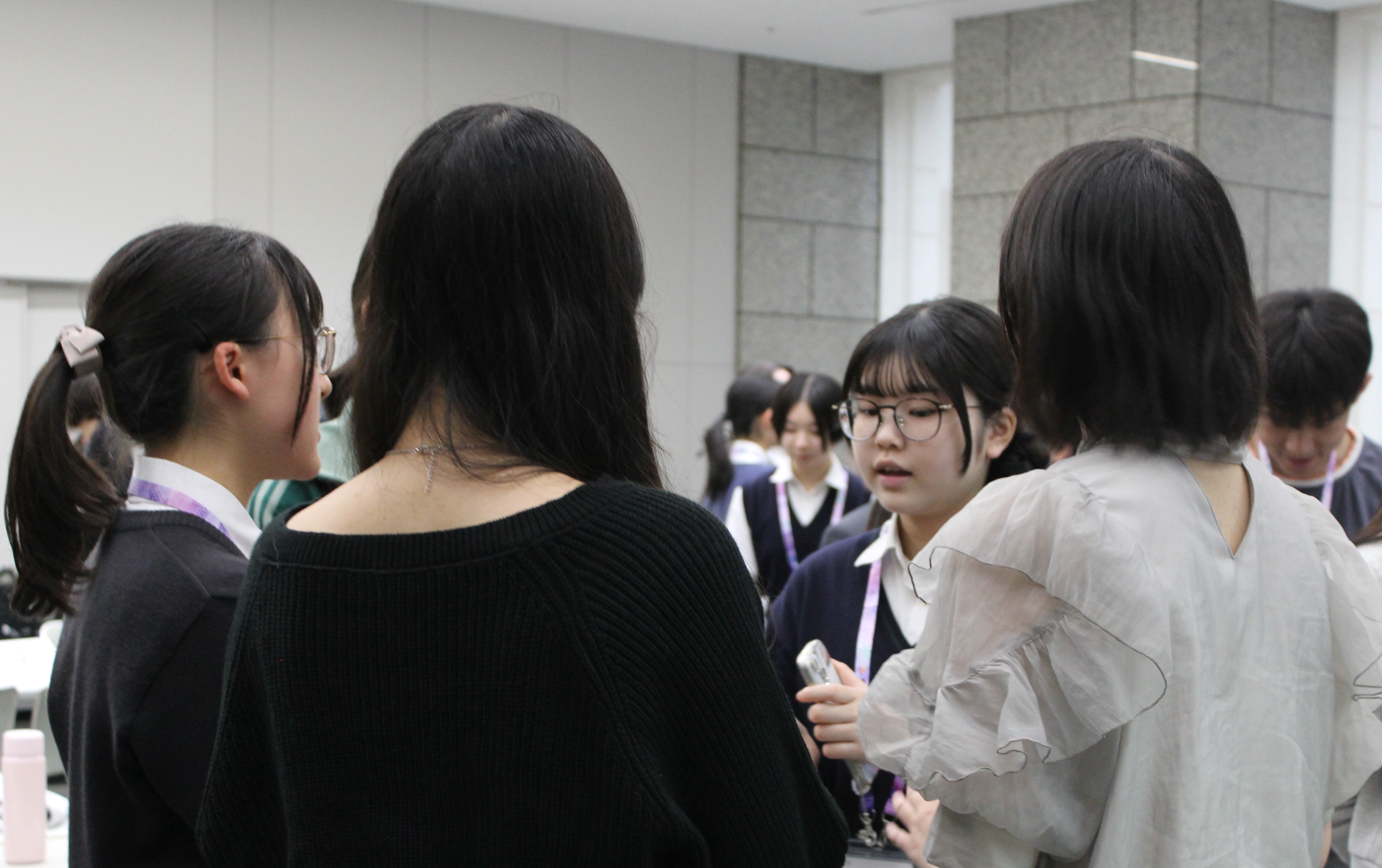 グループに分かれてスローガンについて意見を交わす様子