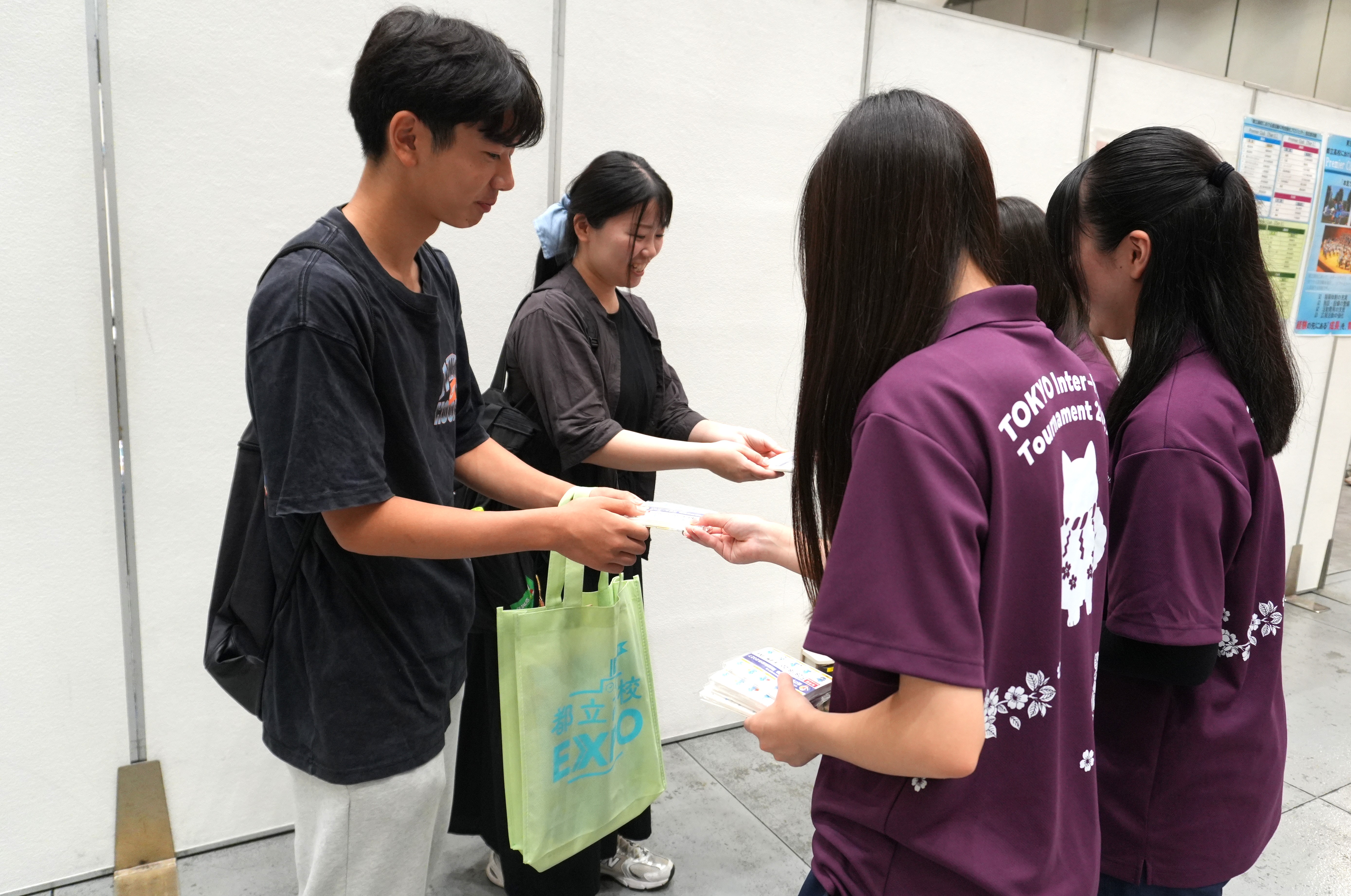 推進委員が来場者にポケットティッシュを配布する様子