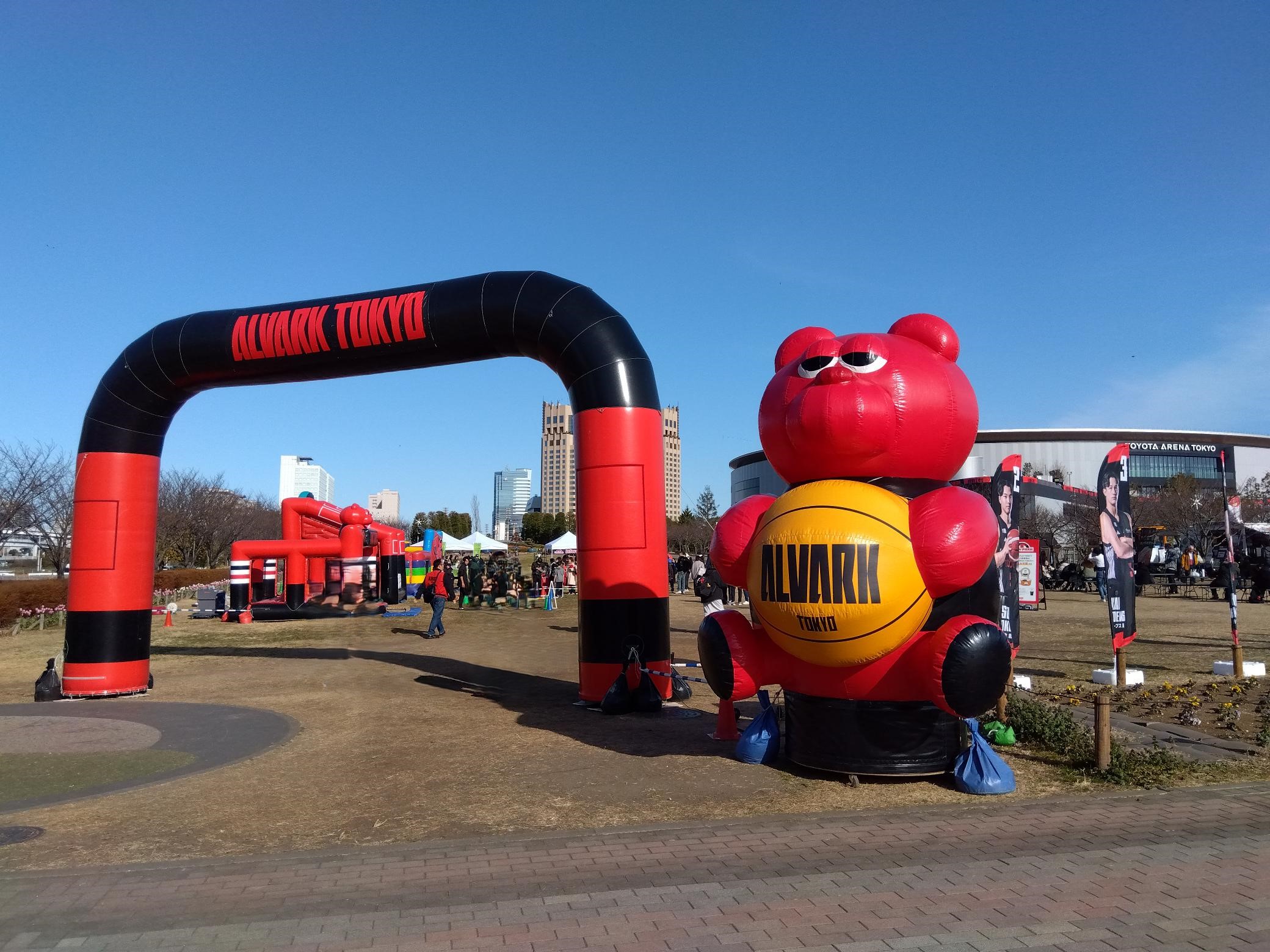 会場入口のアーチの写真