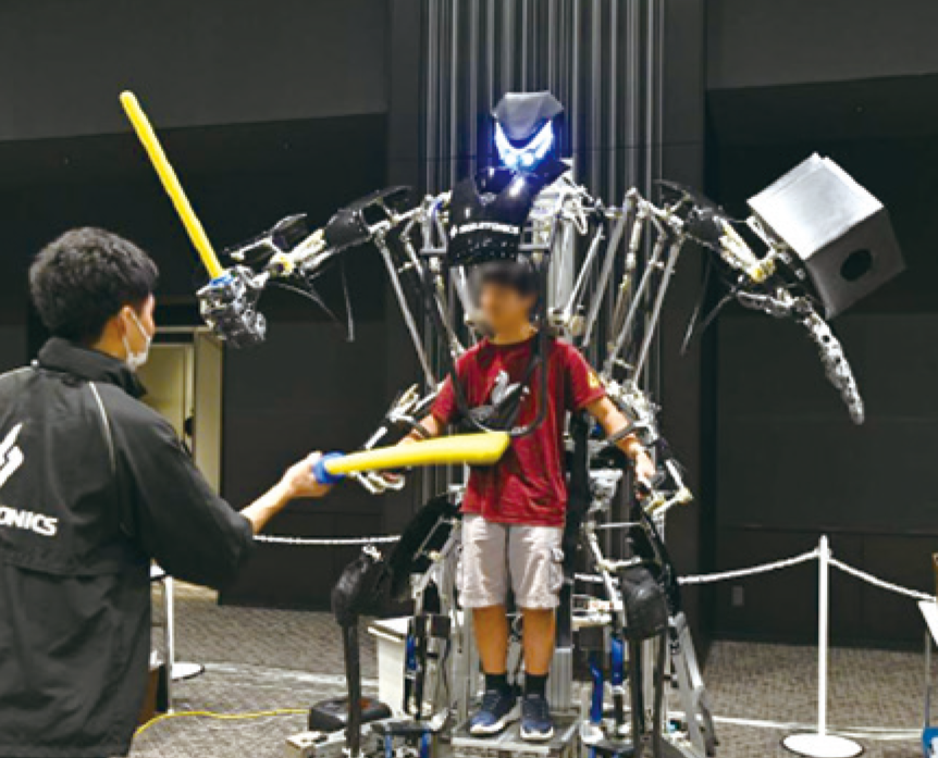 写真：ロボットに乗って動かす