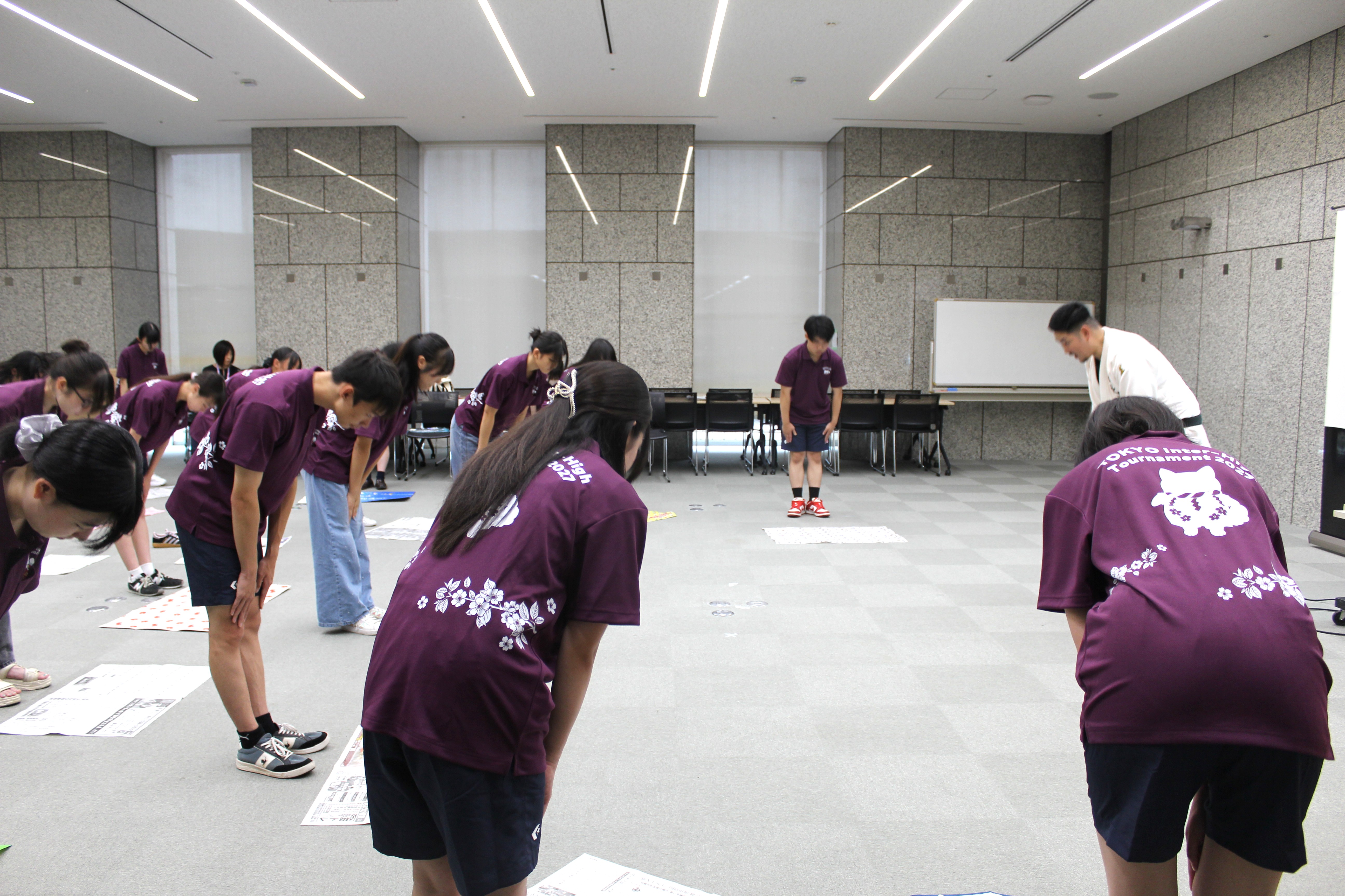 礼法体験の一環で柔道の正しいお辞儀を体験する推進委員