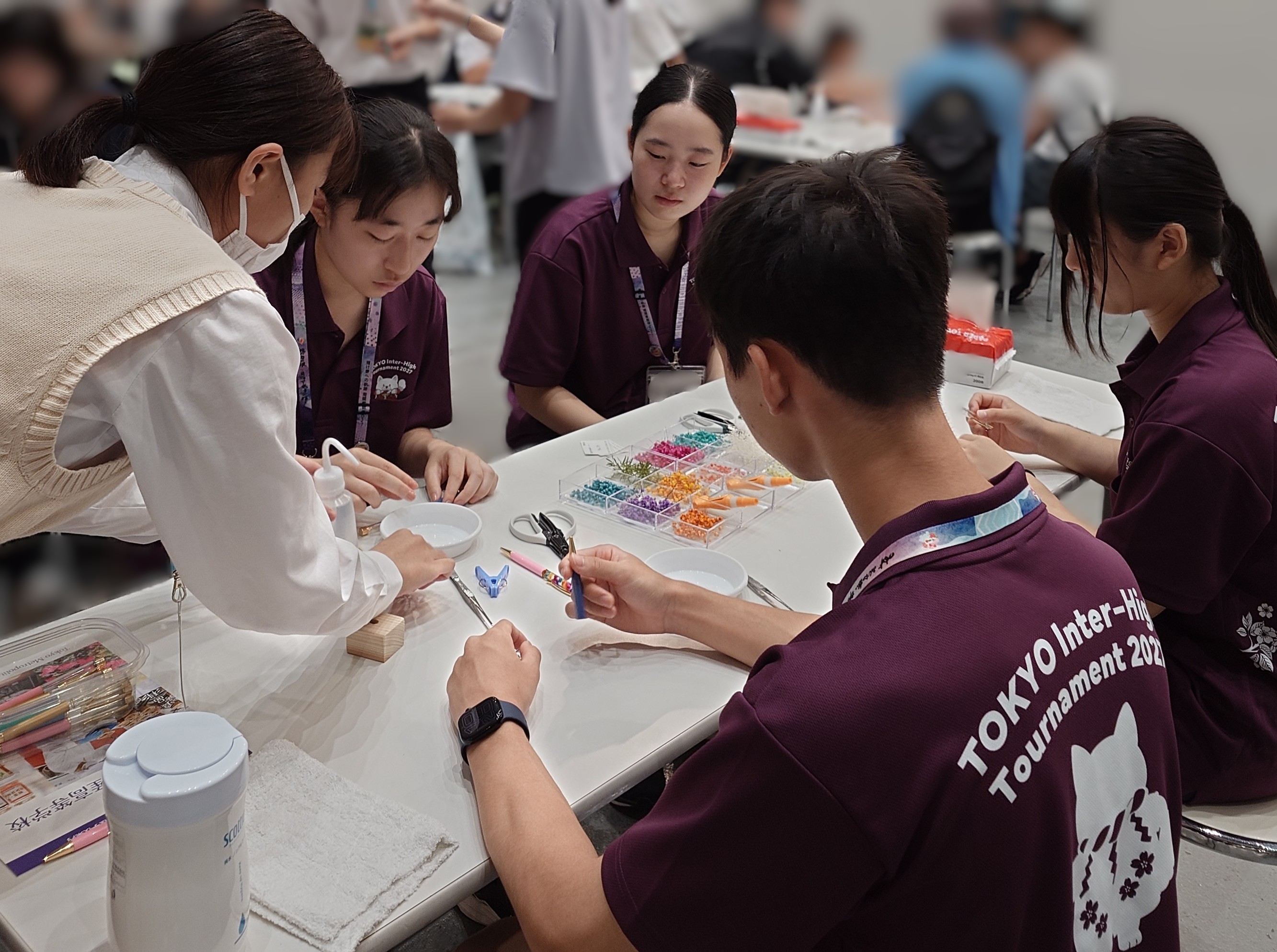 農業学科体験コーナーにてペン作りを体験する推進委員の様子