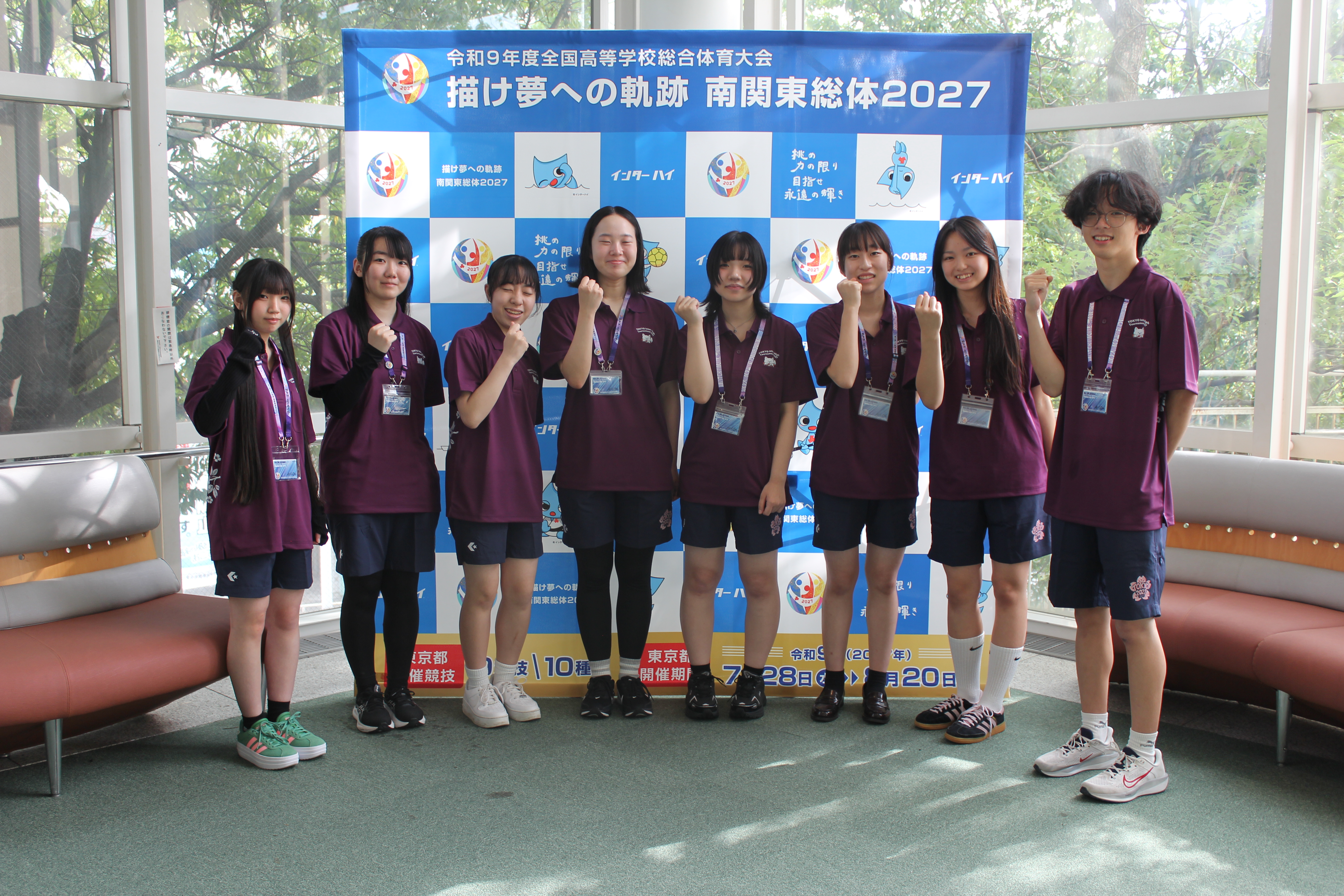 南関東総体PR用バックパネルの前で集合写真を撮る推進委員の写真