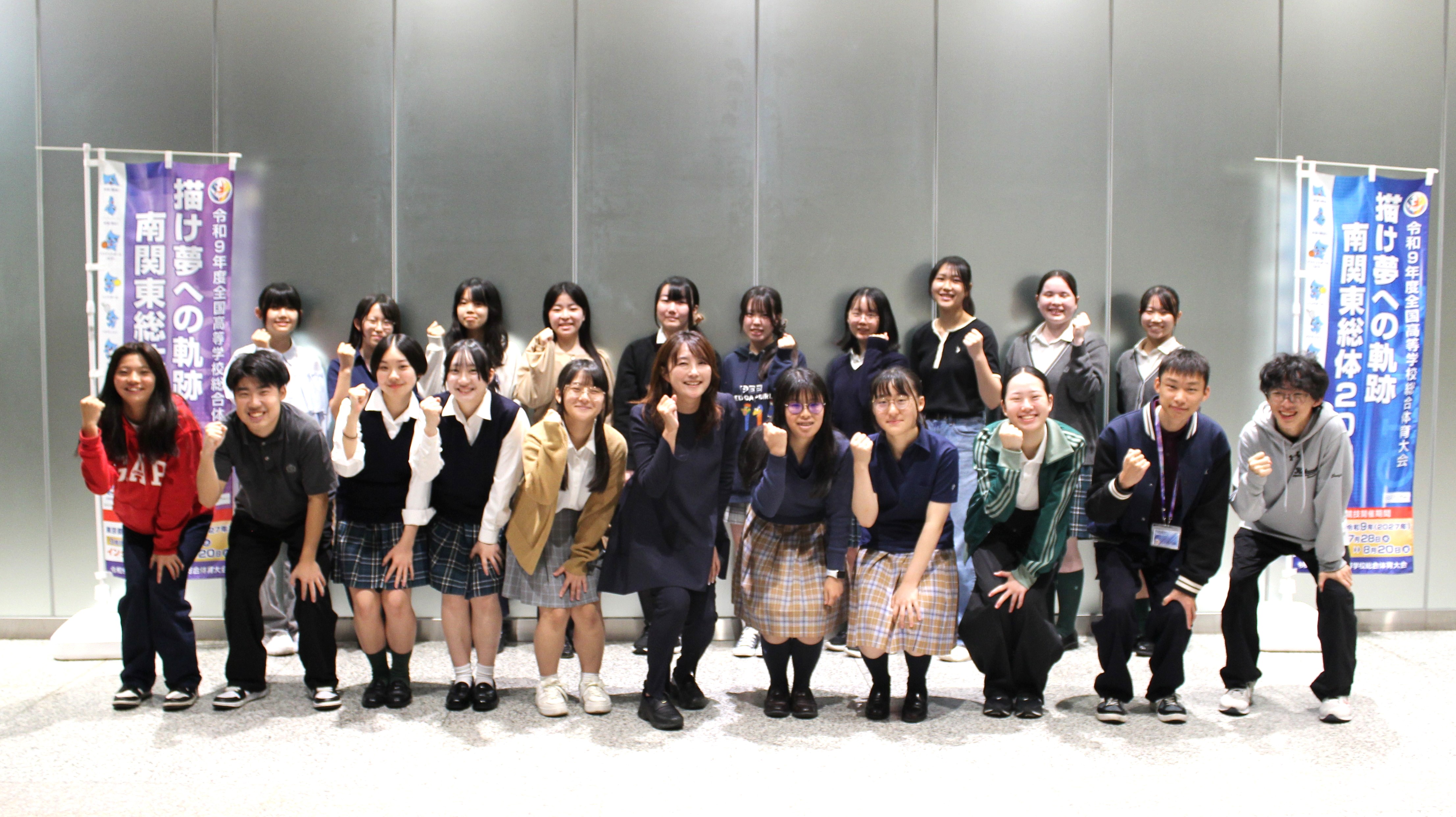 講師の細田阿也さんと記念写真を撮影する推進委員の写真