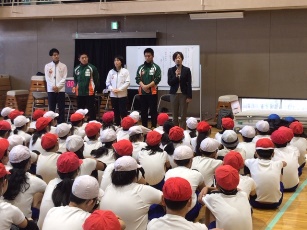 足立区立花保小学校を視察する教育委員の様子