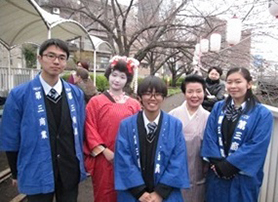 【写真】「お江戸深川さくらまつり」での手漕ぎ和船のお手伝い（1）