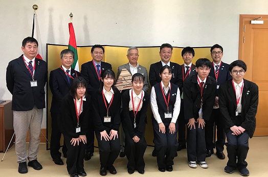 都立高校生が大使を表敬訪問した際の写真