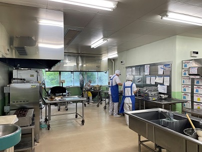 写真：三宅村学校給食共同調理場内の様子
