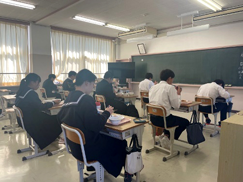 写真：三宅中学校巡回の様子
