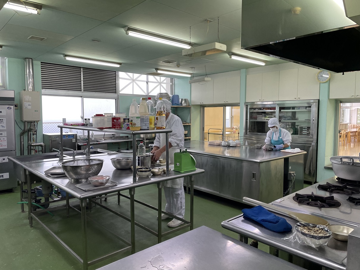 写真：御蔵島小中学校給食室内の様子
