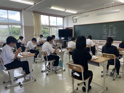 写真：三宅中学校巡回の様子