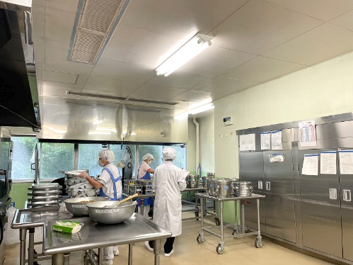 写真：三宅村学校給食共同調理場内の様子
